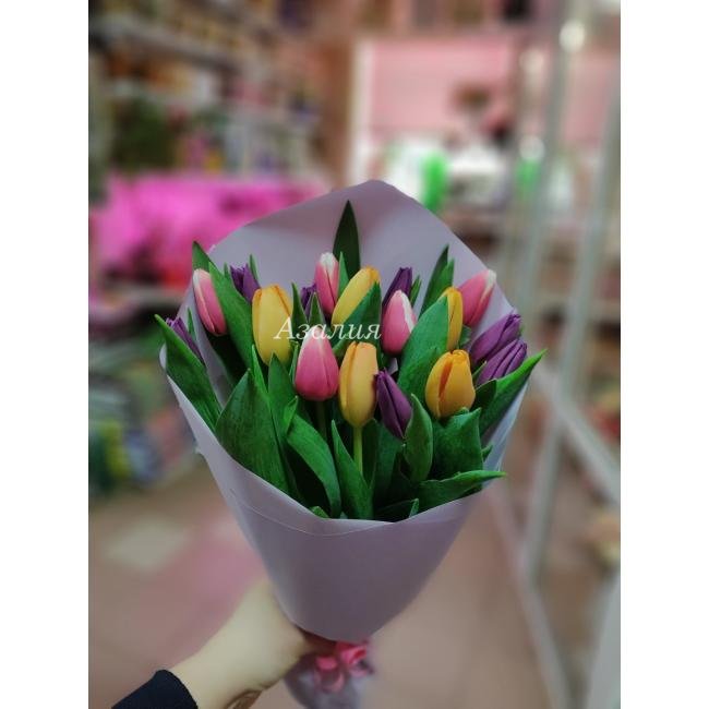 Букет из 15 разноцветных тюльпанов