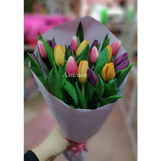Букет из 15 разноцветных тюльпанов