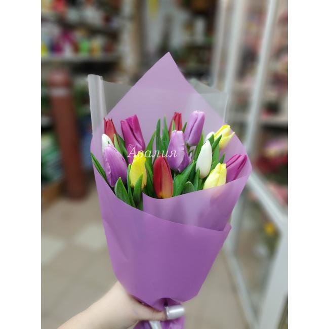 Букет из 15 разноцветных тюльпанов
