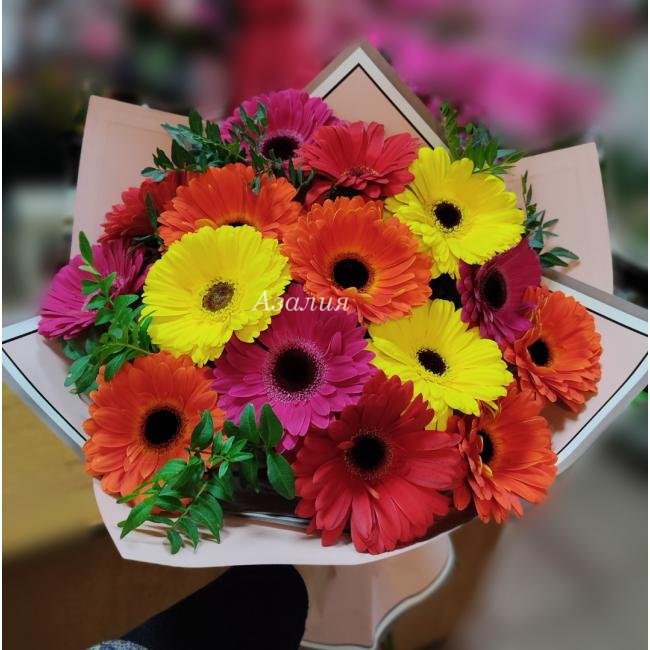 Букет из 15 разноцветных гербер