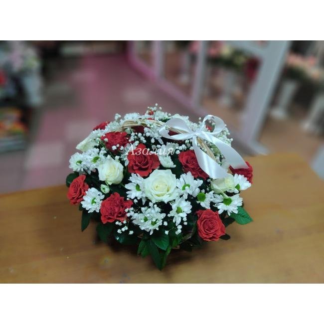 Корзинка с розами и хризантемами