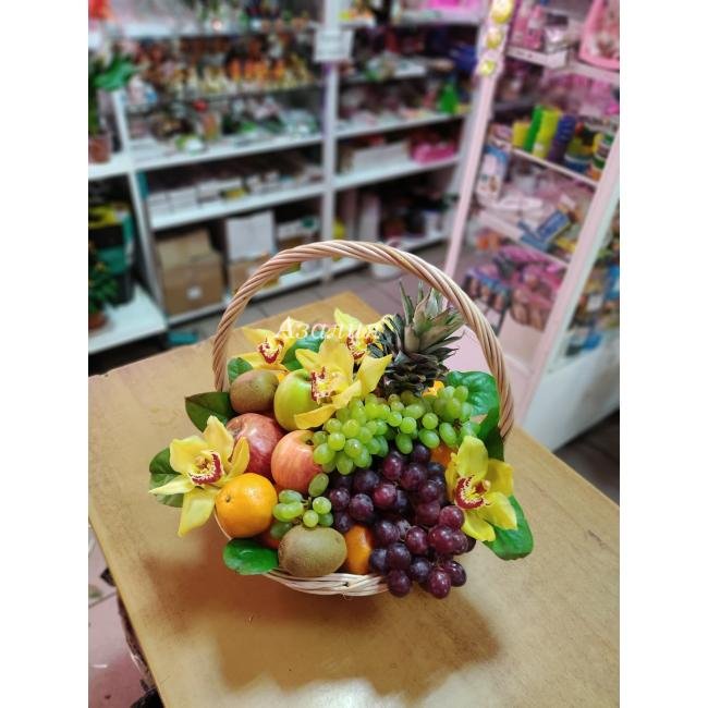 Корзина с орхидеями и фруктами