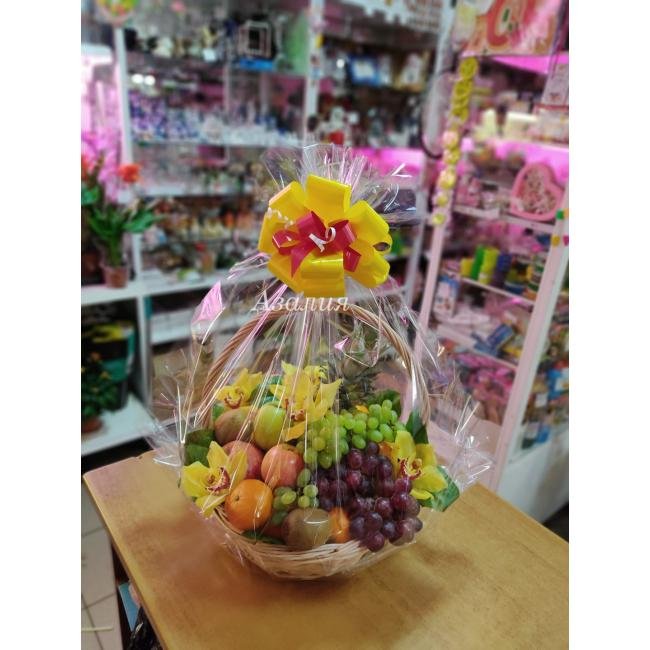 Корзина с орхидеями и фруктами