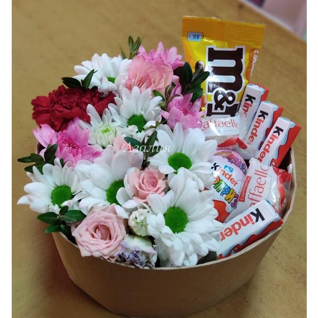 Композиция с киндером и цветами