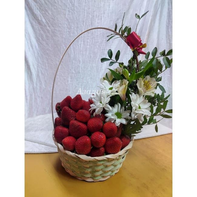 Корзиночка &laquo;Клубничное настроение&raquo;