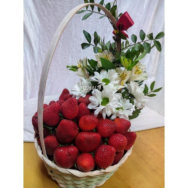 Корзиночка &laquo;Клубничное настроение&raquo;