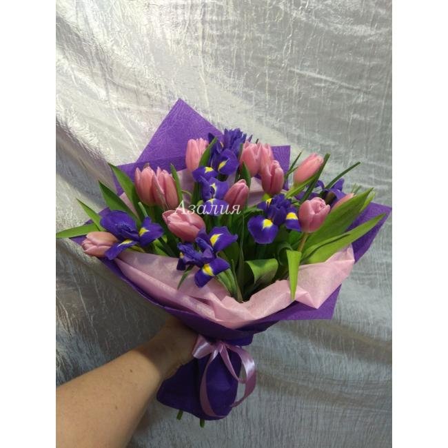 Букет &laquo;Розовые тюльпаны с ирисами&raquo;