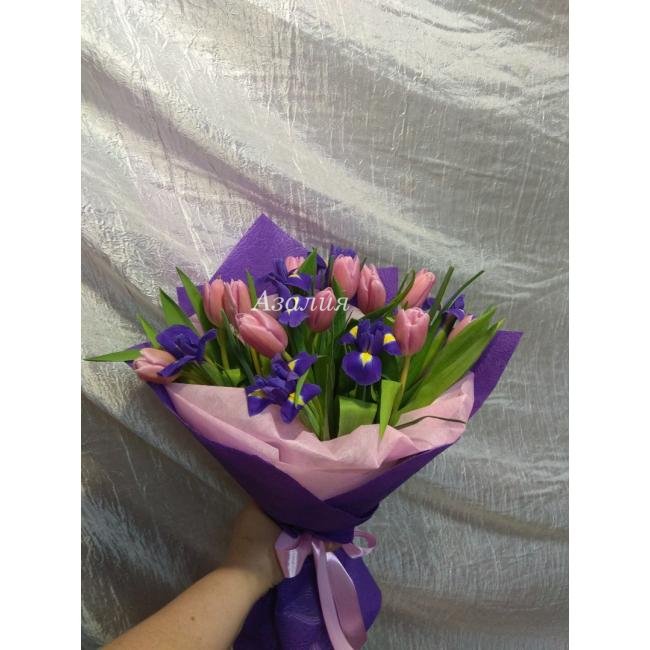 Букет &laquo;Розовые тюльпаны с ирисами&raquo;