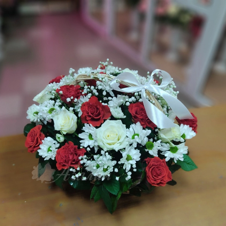 Корзинка с розами и хризантемами