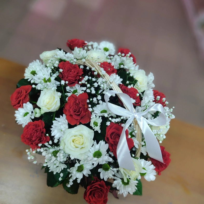 Корзинка с розами и хризантемами