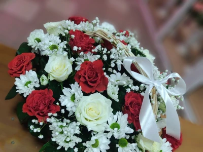 Корзинка с розами и хризантемами