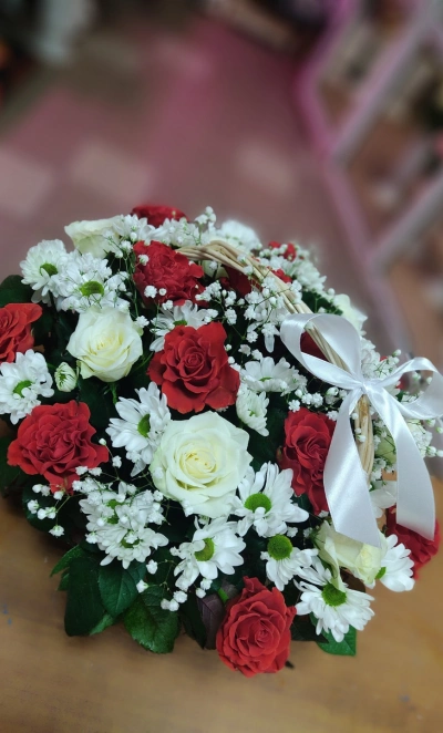 Корзинка с розами и хризантемами
