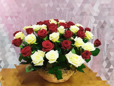 51 роза в корзине