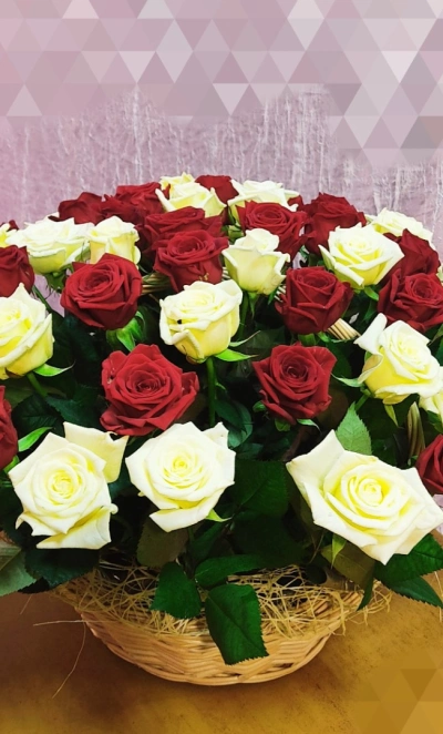 51 роза в корзине