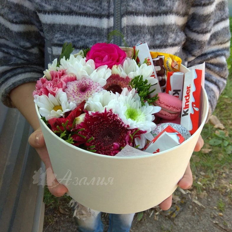 Композиция с киндером и цветами