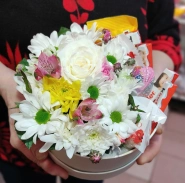 Композиция с киндером и цветами 2