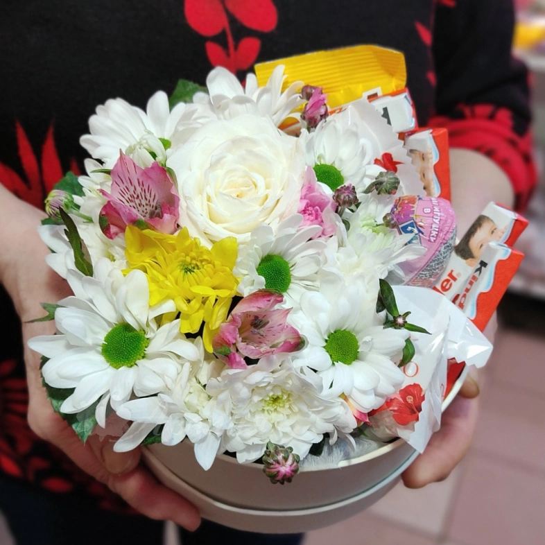 Композиция с киндером и цветами