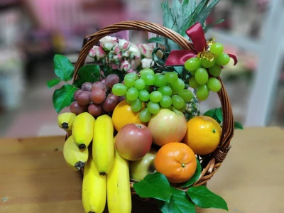 Корзина фрукты и розы