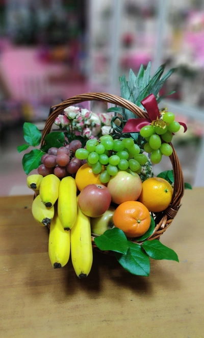 Корзина фрукты и розы