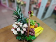 Корзина фрукты и розы 1