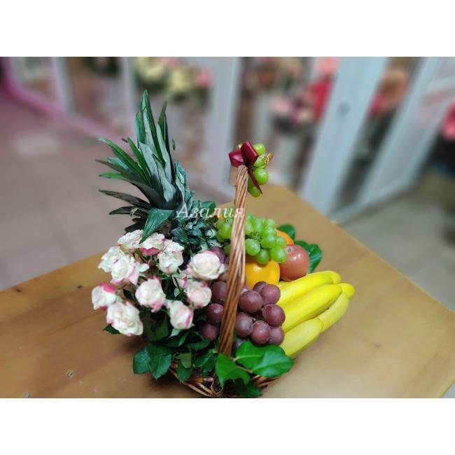 Корзина фрукты и розы