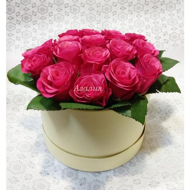 19 роз в шляпной коробочке