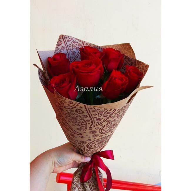 Семь красочных роз