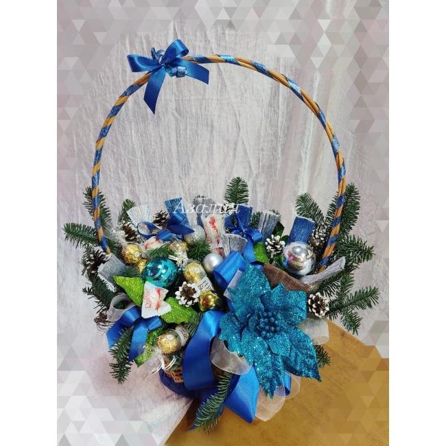 Композиция &laquo;Синяя новогодняя корзина&raquo;