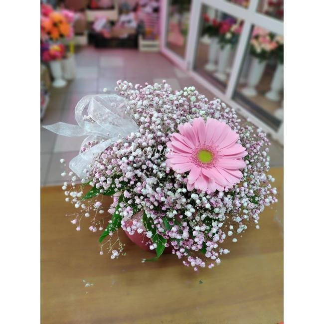 Гербера в розовой гипсофиле