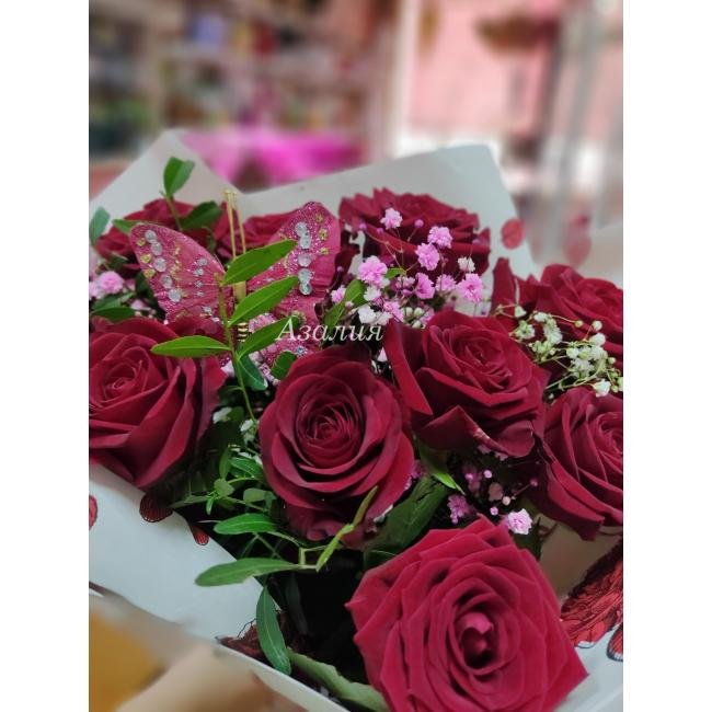 Розы с бабочкой