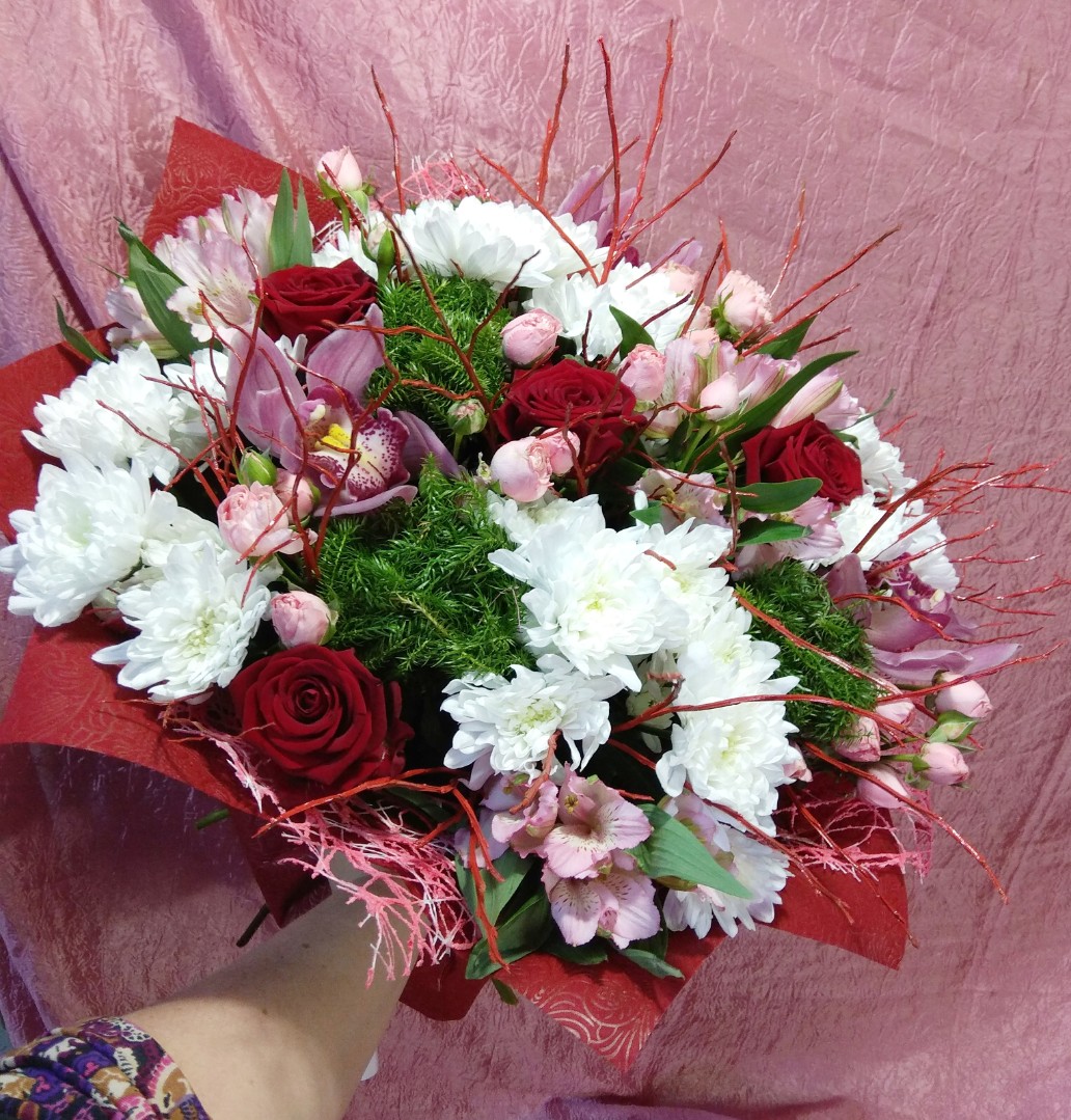 цветы кострома с доставкой. букеты кострома. композиции со сладостями и хризантемой. сборный букет на 1500. букеты кострома.