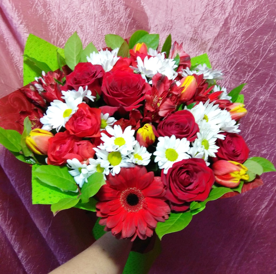 сборный букет лилии розы хризантемы. цветы кострома. хризантемы с фисташкой букет. кустовые цветы для букетов. свадебный букет из атласных лент в стиле рустик.