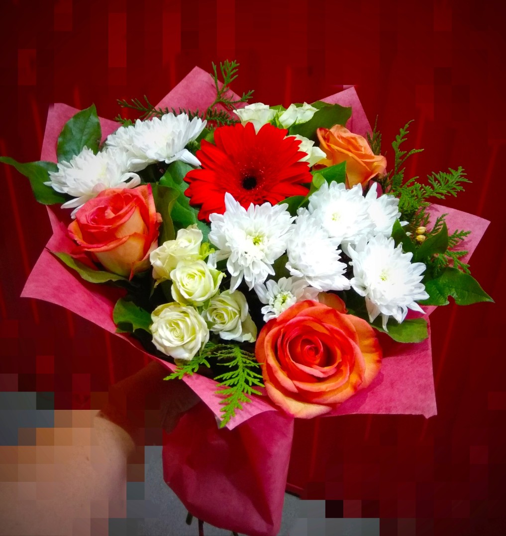 букет из невысоких роз. букет цветов кострома. коробка для цветов и конфет двойное. букет "лунные искры". сладкие композиции в коробках.